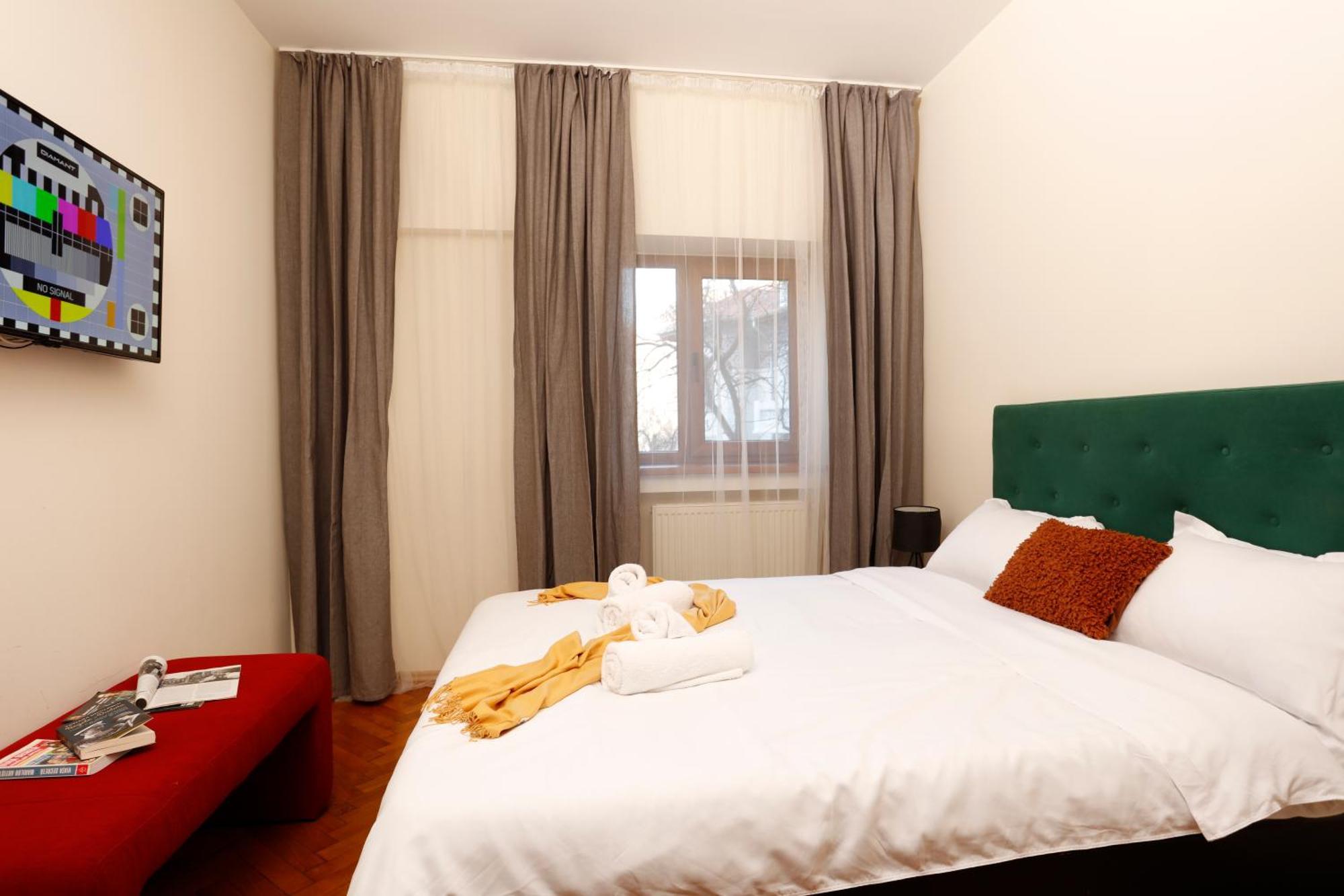 Peaceful Getaway - Generous 3-Bedroom Sanctuary - Close To Historic Old Town Boekarest Buitenkant foto