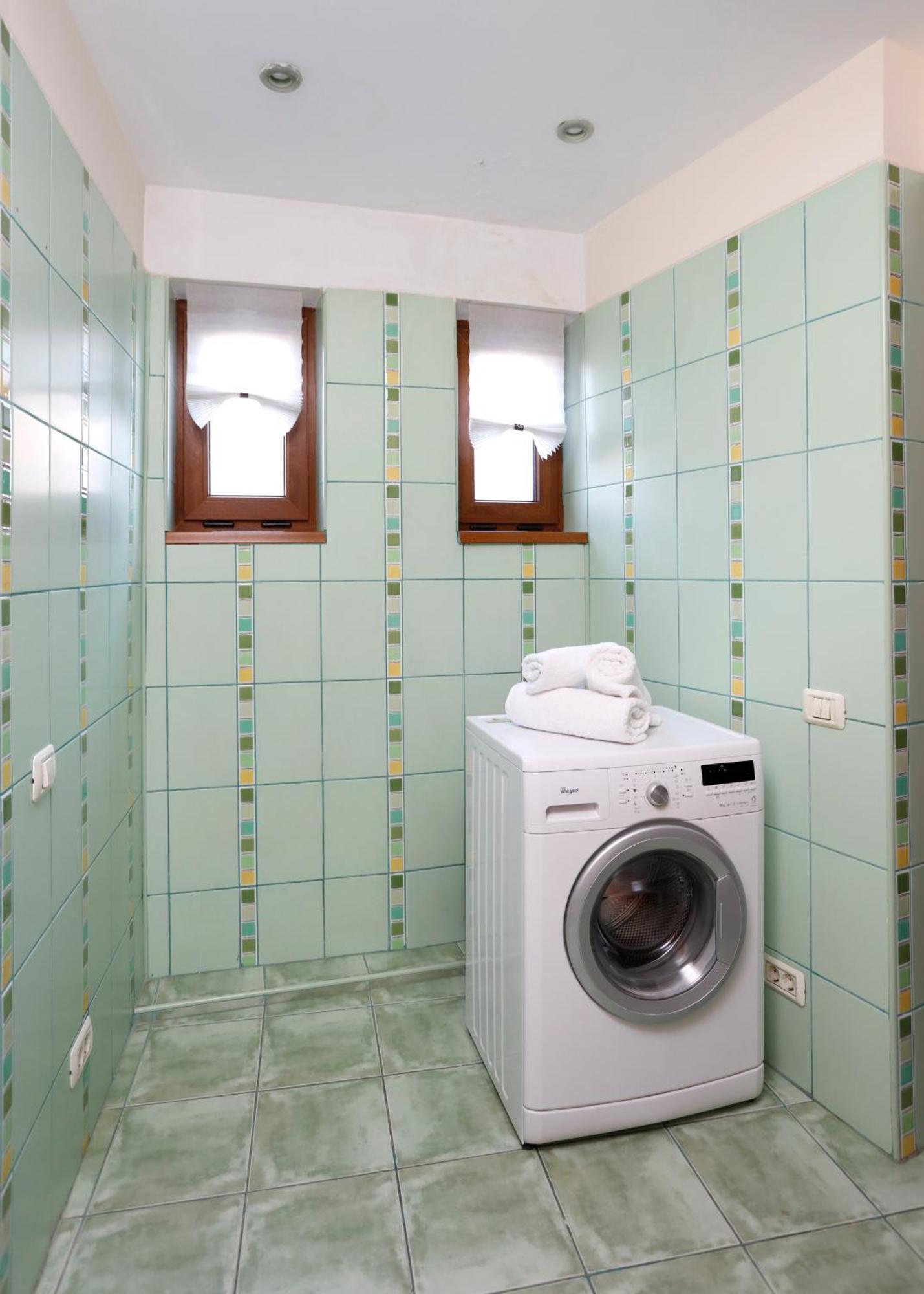 Peaceful Getaway - Generous 3-Bedroom Sanctuary - Close To Historic Old Town Boekarest Buitenkant foto