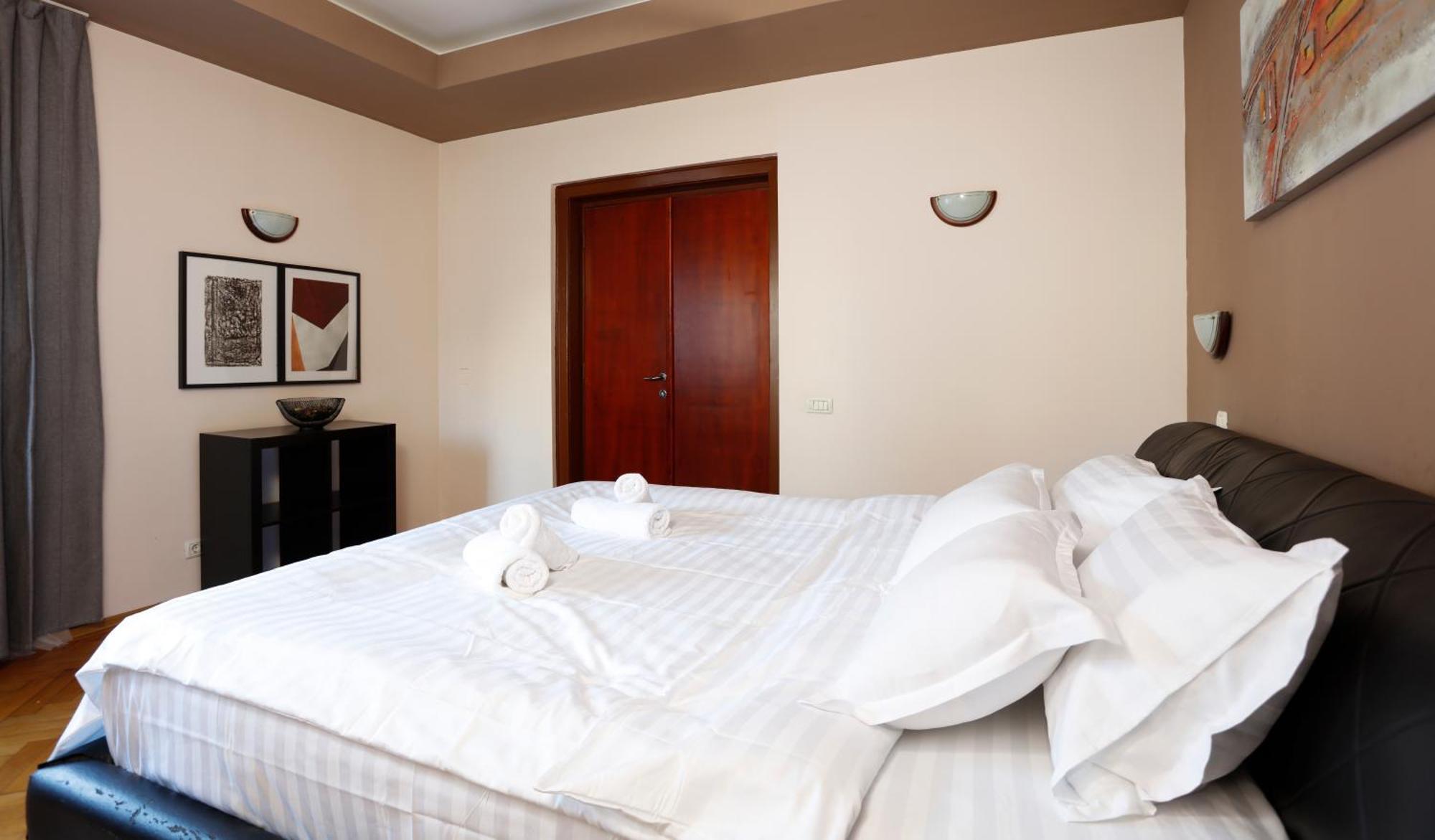 Peaceful Getaway - Generous 3-Bedroom Sanctuary - Close To Historic Old Town Boekarest Buitenkant foto
