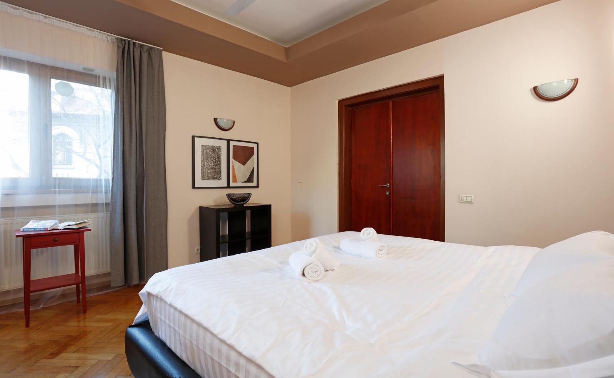 Peaceful Getaway - Generous 3-Bedroom Sanctuary - Close To Historic Old Town Boekarest Buitenkant foto