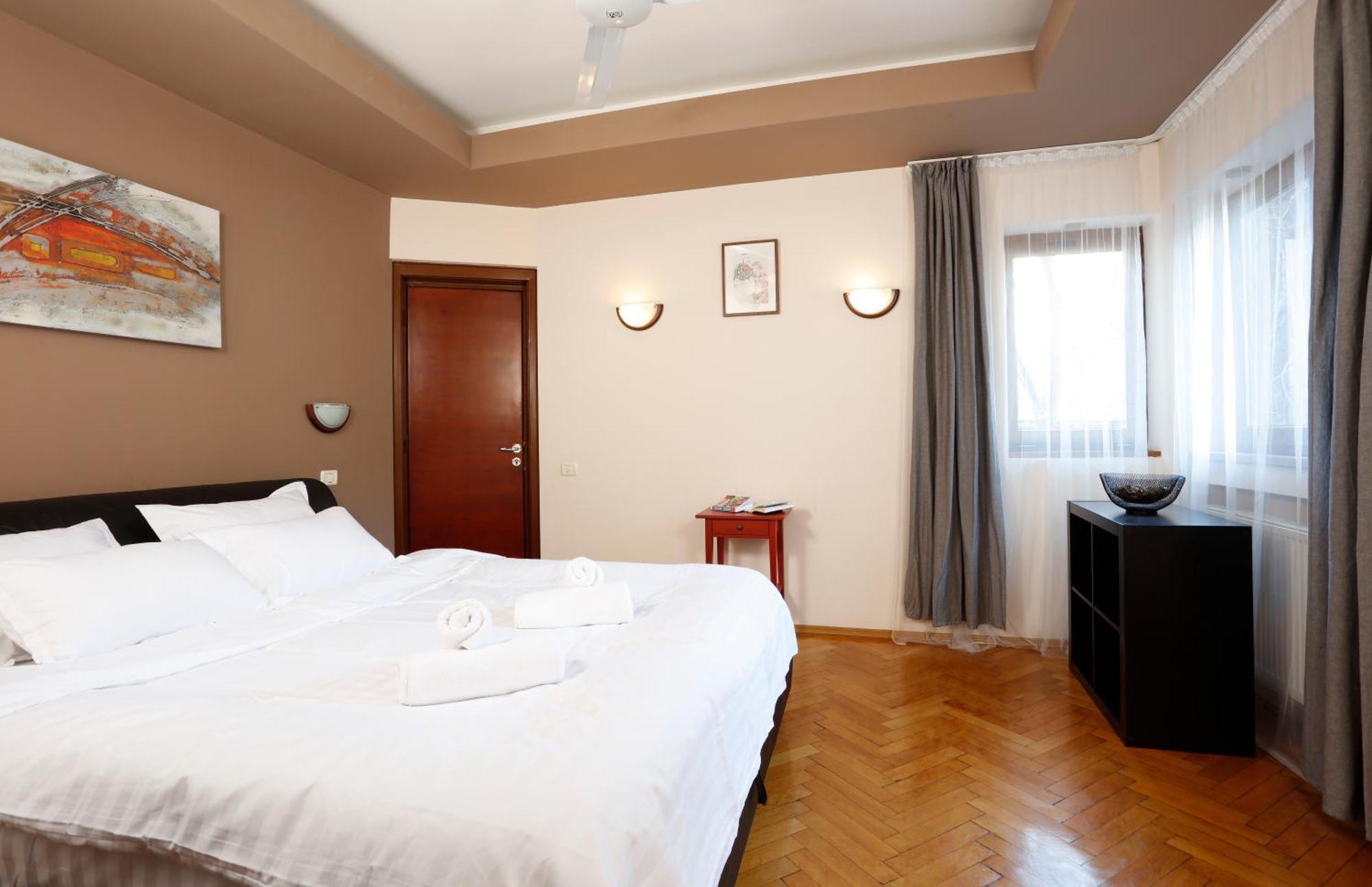 Peaceful Getaway - Generous 3-Bedroom Sanctuary - Close To Historic Old Town Boekarest Buitenkant foto