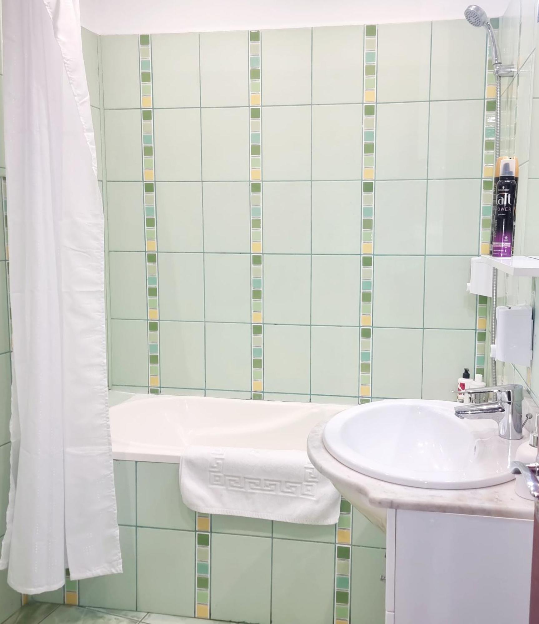 Peaceful Getaway - Generous 3-Bedroom Sanctuary - Close To Historic Old Town Boekarest Buitenkant foto