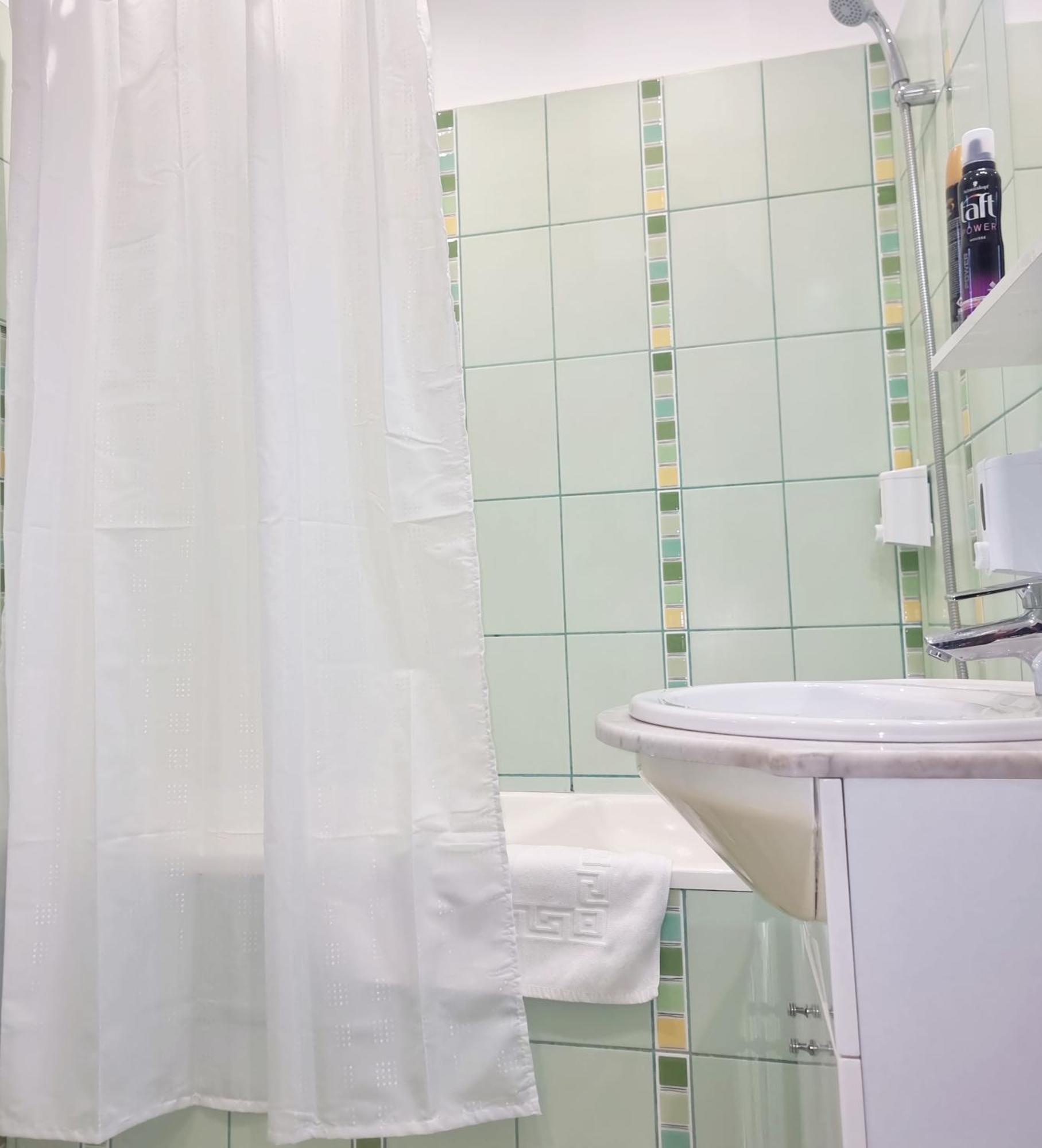 Peaceful Getaway - Generous 3-Bedroom Sanctuary - Close To Historic Old Town Boekarest Buitenkant foto