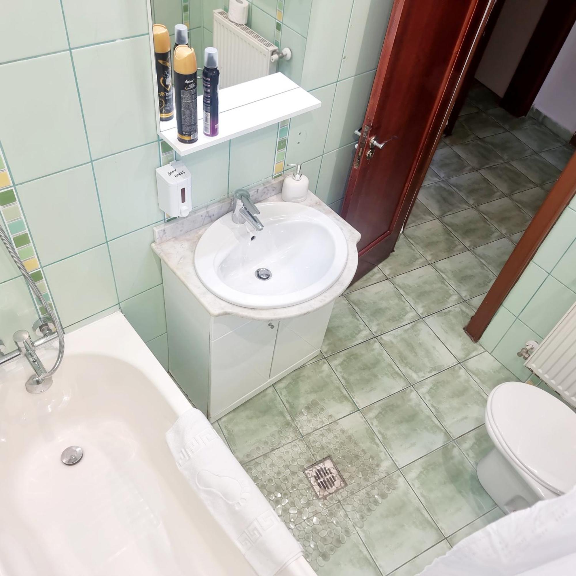 Peaceful Getaway - Generous 3-Bedroom Sanctuary - Close To Historic Old Town Boekarest Buitenkant foto