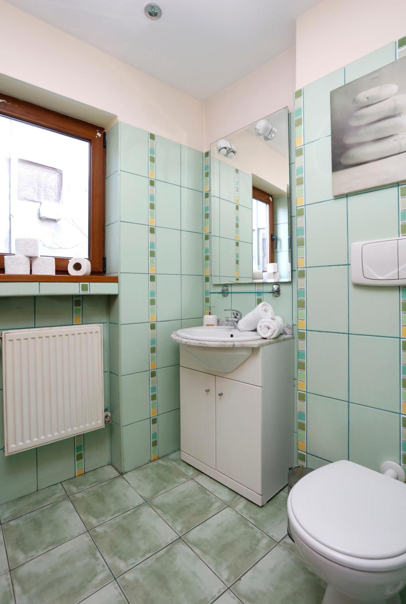 Peaceful Getaway - Generous 3-Bedroom Sanctuary - Close To Historic Old Town Boekarest Buitenkant foto