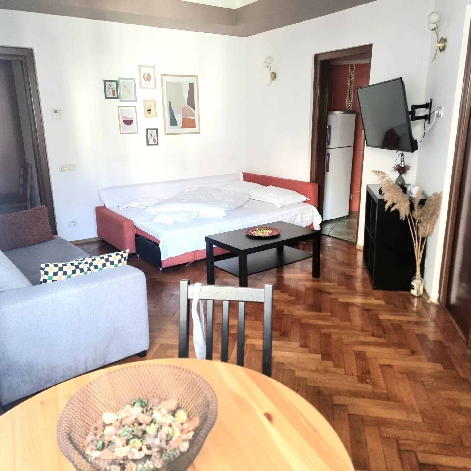 Peaceful Getaway - Generous 3-Bedroom Sanctuary - Close To Historic Old Town Boekarest Buitenkant foto