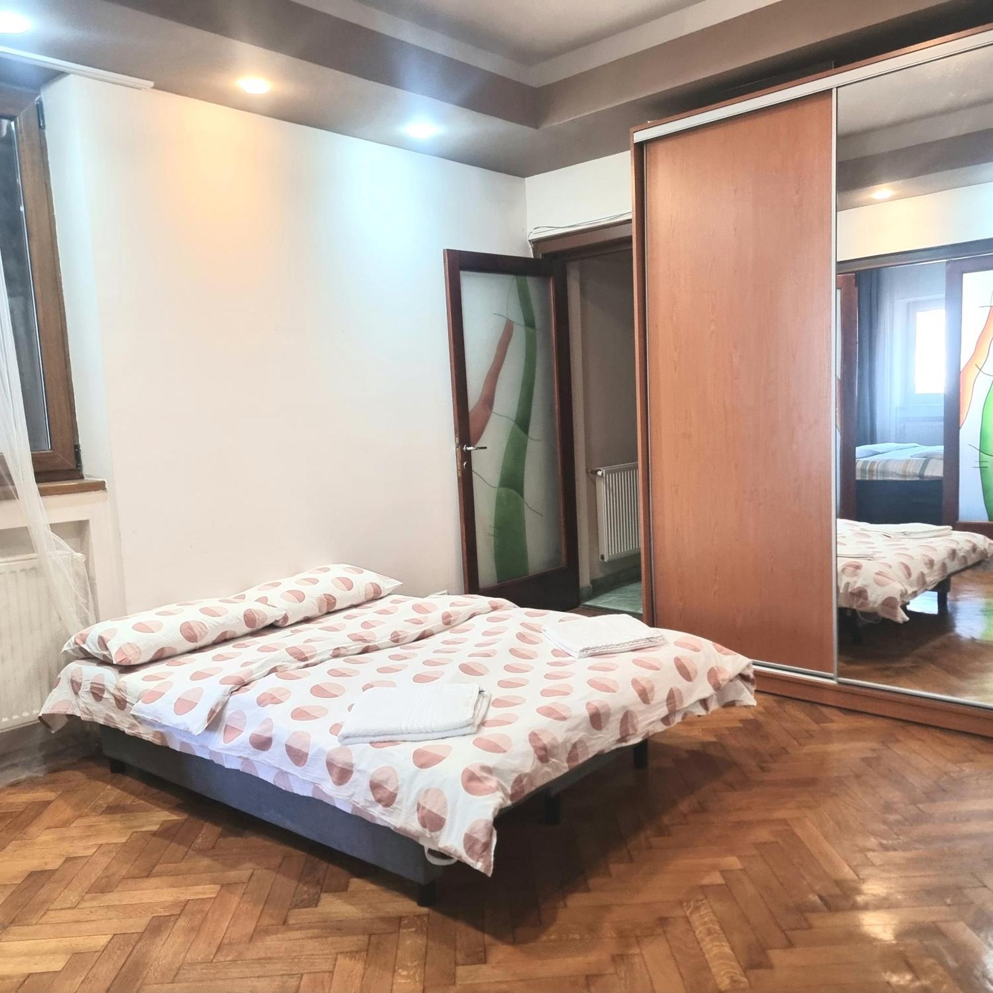 Peaceful Getaway - Generous 3-Bedroom Sanctuary - Close To Historic Old Town Boekarest Buitenkant foto