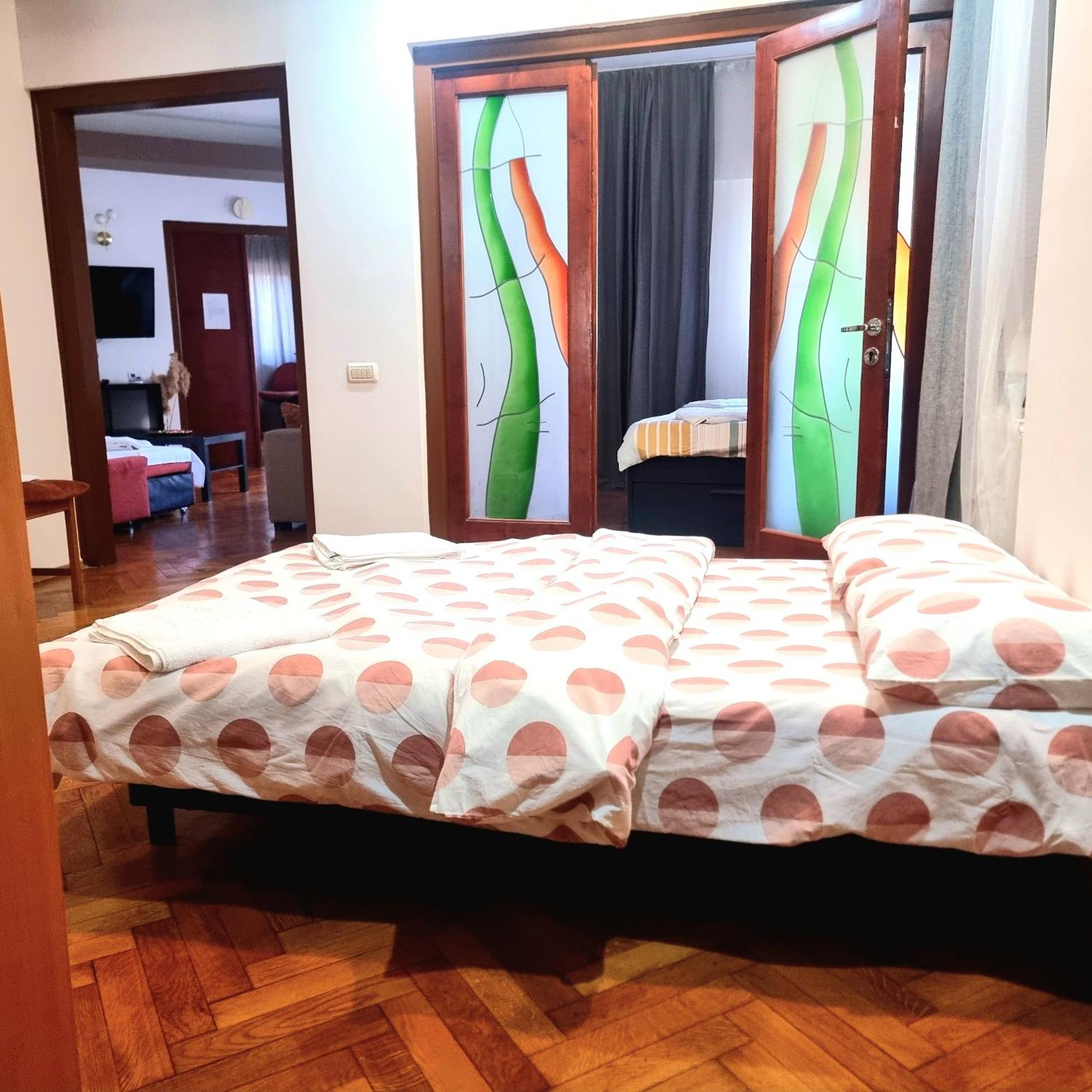 Peaceful Getaway - Generous 3-Bedroom Sanctuary - Close To Historic Old Town Boekarest Buitenkant foto