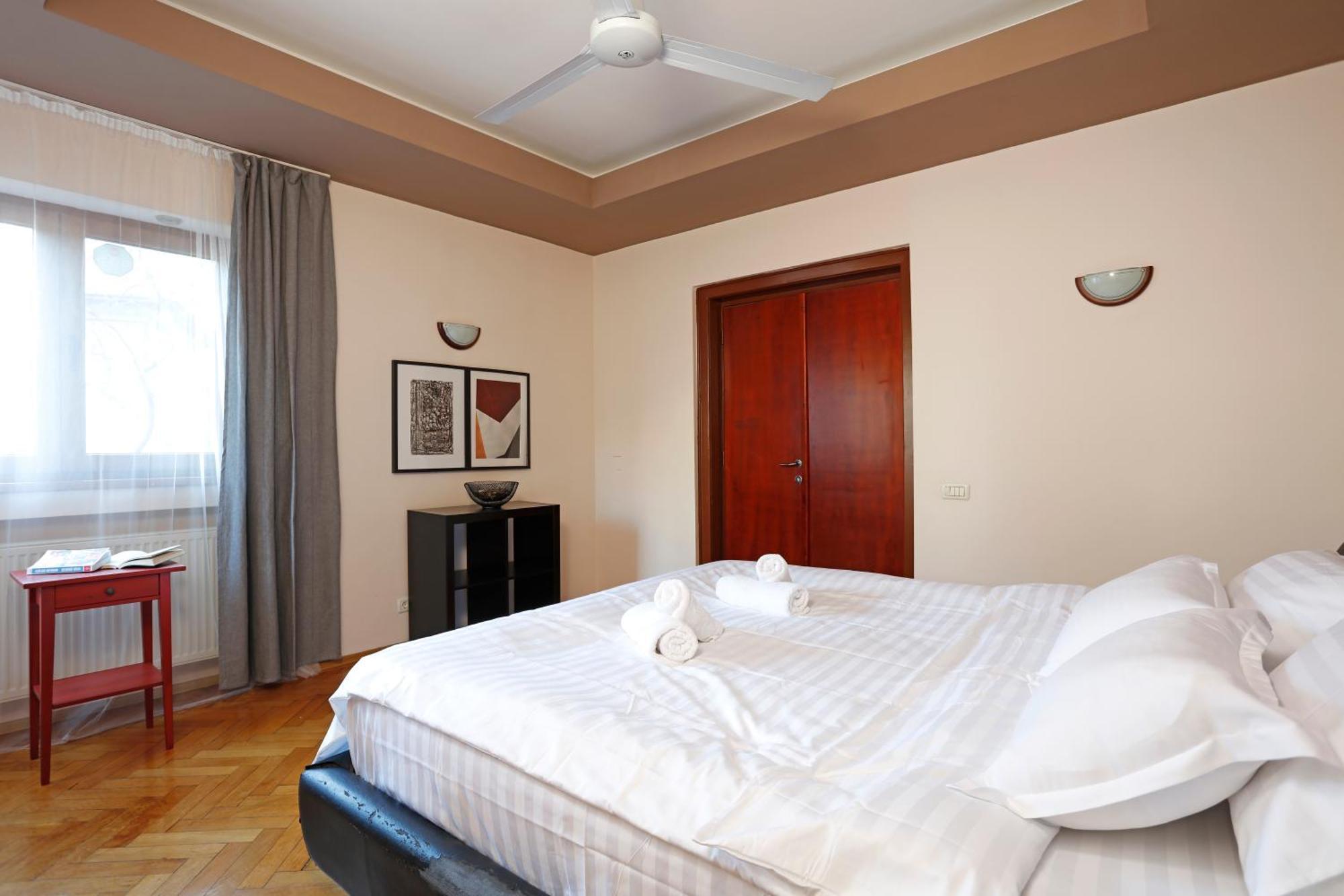 Peaceful Getaway - Generous 3-Bedroom Sanctuary - Close To Historic Old Town Boekarest Buitenkant foto