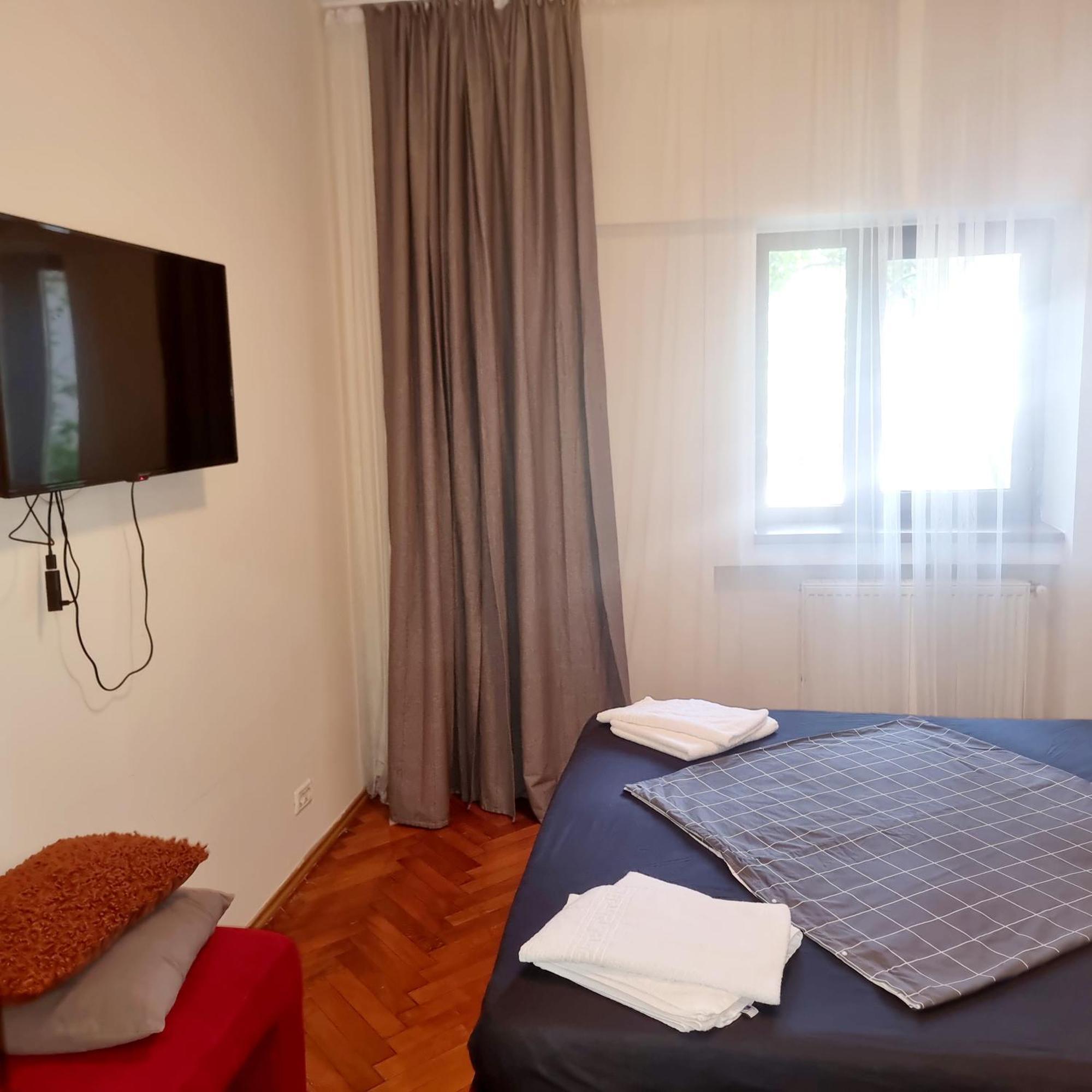Peaceful Getaway - Generous 3-Bedroom Sanctuary - Close To Historic Old Town Boekarest Buitenkant foto