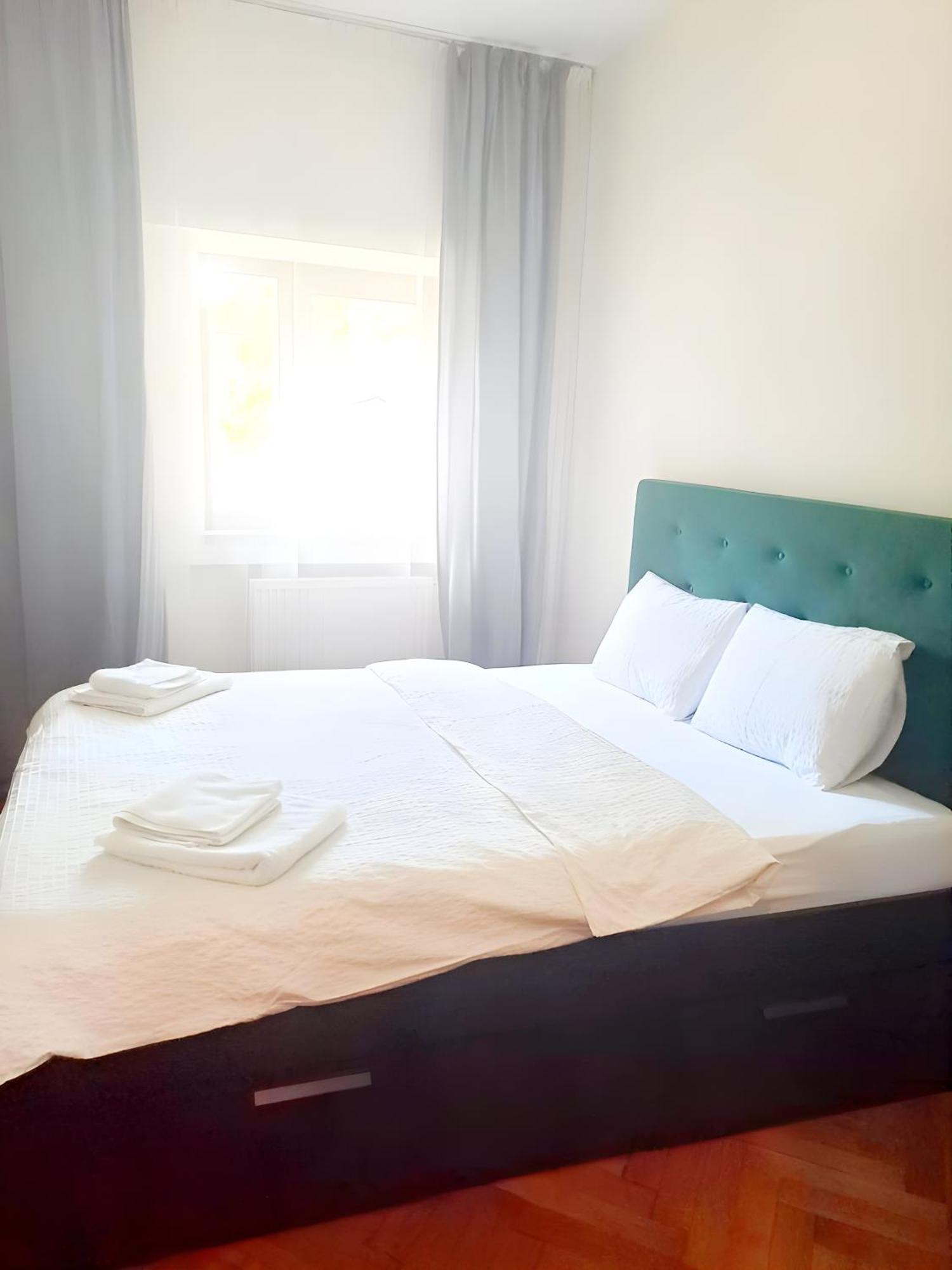 Peaceful Getaway - Generous 3-Bedroom Sanctuary - Close To Historic Old Town Boekarest Buitenkant foto